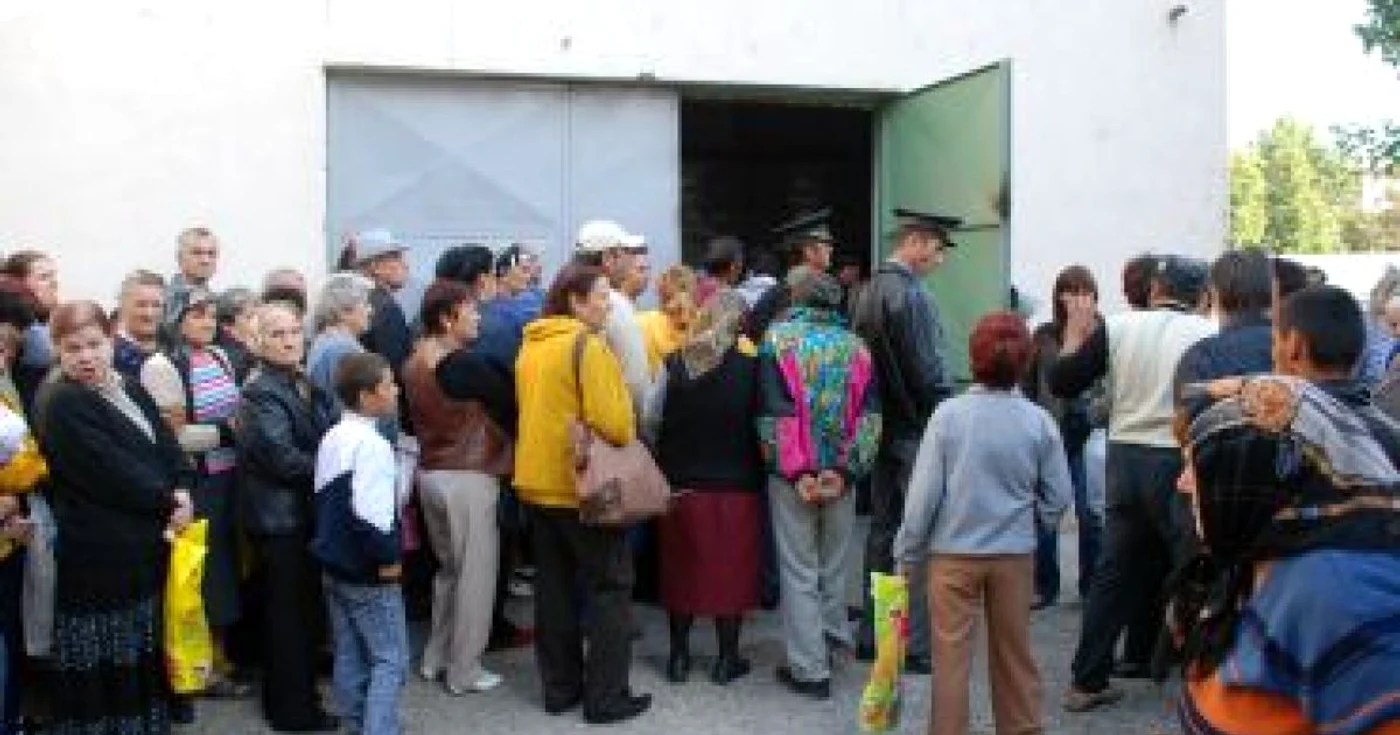 Oamenii s-au călcat în picioare în primele zile pentru a nu rămâne fără făină şi zahăr, foto Ciprian Dragomir