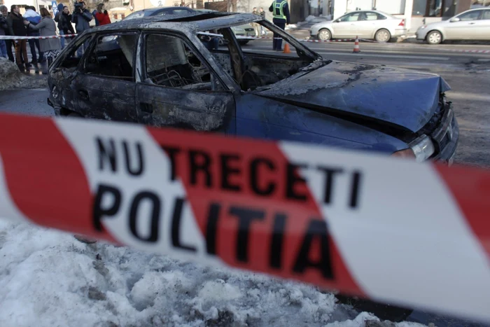 Un bărbat şi-a incendiat maşina pe Calea Plevnei