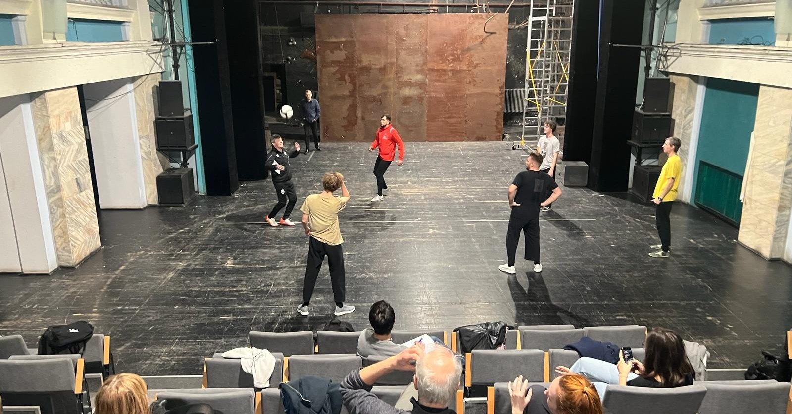 Iosif Rotariu, fost jucător de fotbal, îi ajută pe actorii din Teatrul Maghiar să se pregătească pentru un nou spectacol.