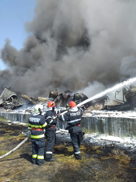 Fumul toxic şi incendiul de la uriaşul depozit de deşeuri  continuă să le facă probleme localnicilor de la Salonta. FOTO