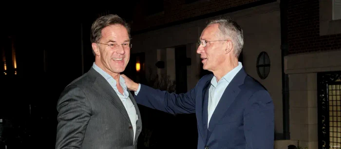 Mark Rutte (stânga) și Jens Stolntenberg - noul și fostul secretar general al NATO