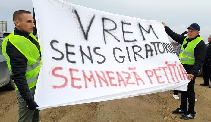 Cetățenii care vor un sens giratoriu pe Centura de Sud a Timișoarei au ieșit în stradă FOTO D.D.