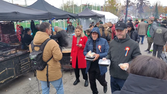 Porțiile au fost pregătite și servite pe loc FOTO: Alina Mitran