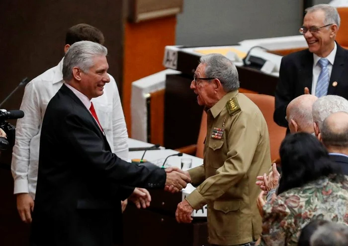 MigueL Diaz-Canel dand mana cu Raul Castro FOTO EPA-EFE