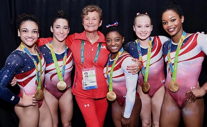 Martha Karolyi (centru) cu gimnastele de aur din echipa SUA