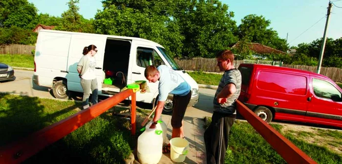 Transportul laptelui colectat de la fermieri este o adevărată aventură pe drumurile rurale şi nu numai