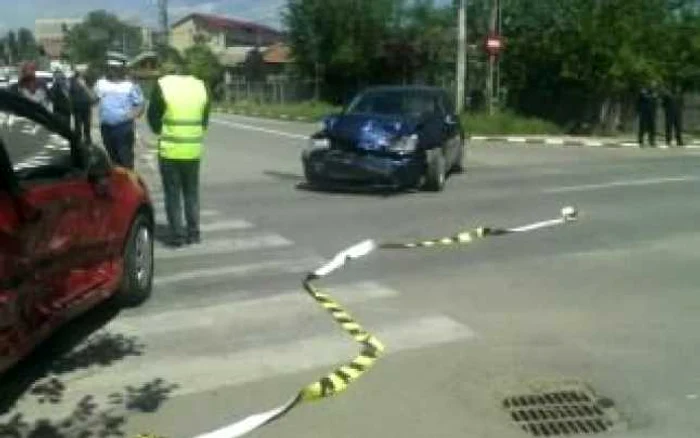 Accidentul s-a produs din cauza faptului că unul dintre şoferi nu a respectat semnificaţia indicatorului STOP.