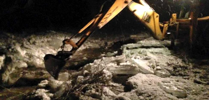 Zăpoarele de gheaţă de pe râul Bistriţa provoacă mari probleme FOTO brosteni.blogspot.com