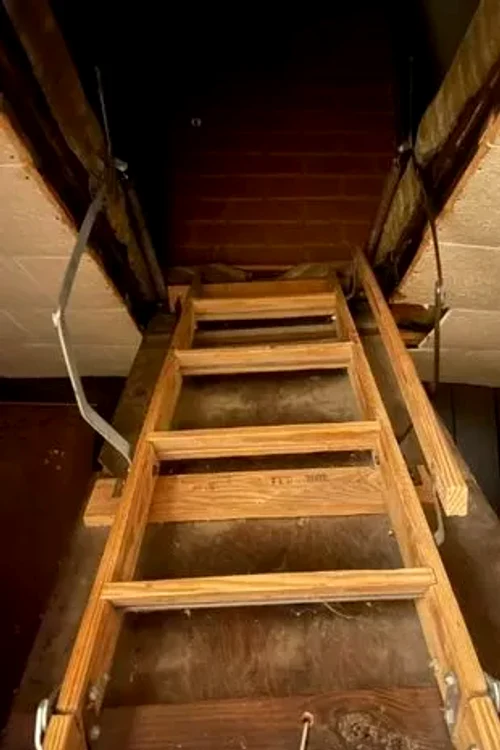 Femeia nu știe cum a ajuns bărbatul în casă / foto: Mirror