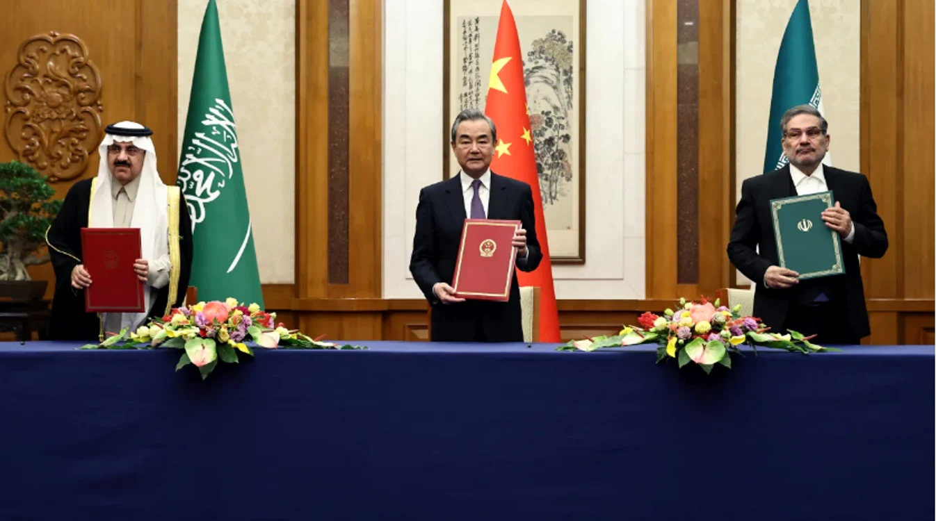 Wang Yi (mijloc), diplomatul de top al Chinei, alături de reprezentanții Iranului și Arabiei Saudite