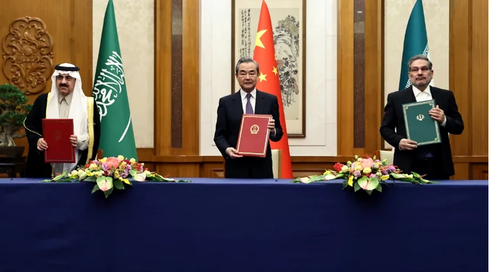 Wang Yi (mijloc), diplomatul de top al Chinei, alături de reprezentanții Iranului și Arabiei Saudite