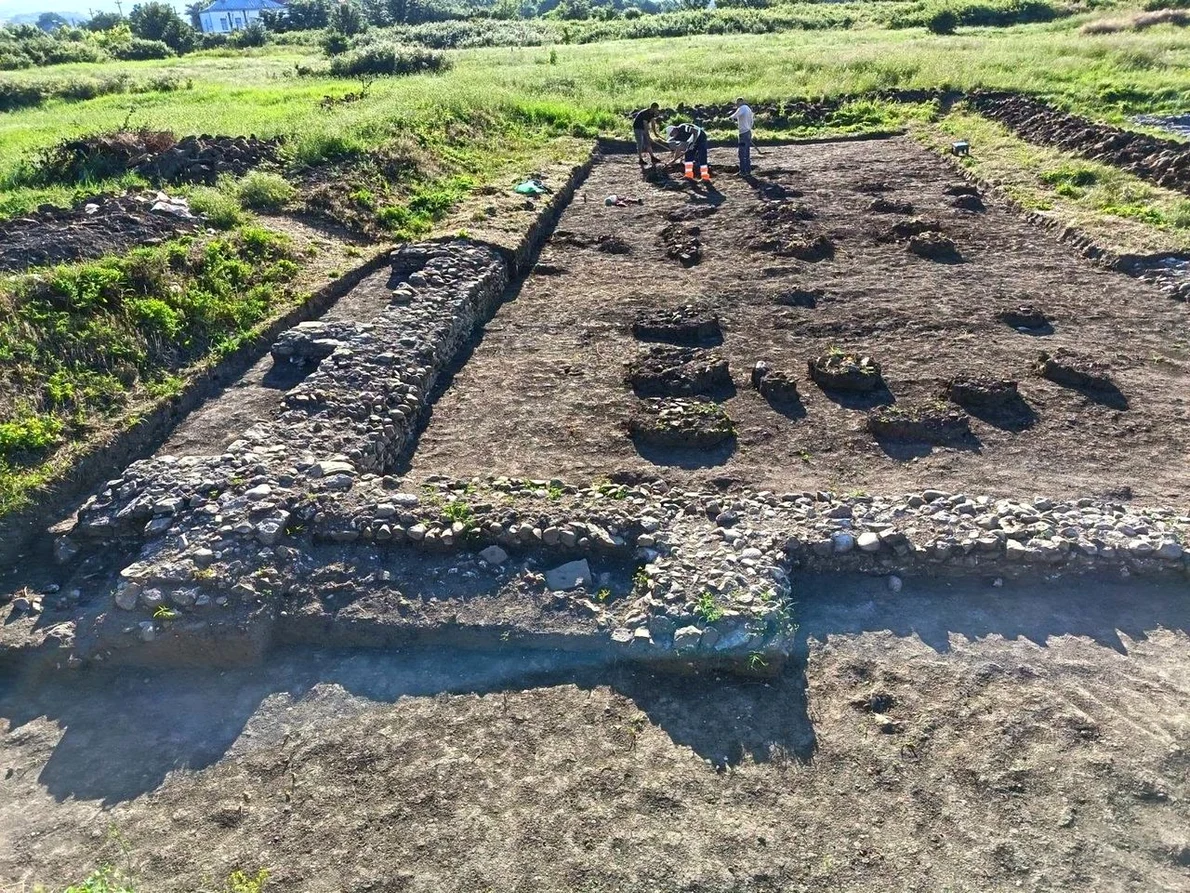 O nouă descoperire arheologică în Castrul roman de la Răcari (© Facebook / Cosmin Vasile)