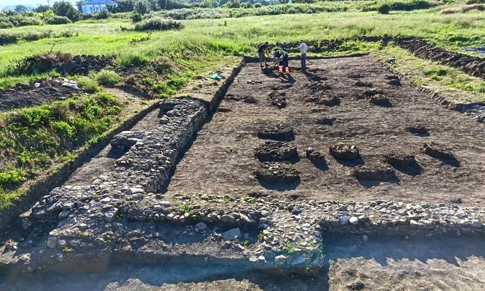 O nouă descoperire arheologică în Castrul roman de la Răcari (© Facebook / Cosmin Vasile)