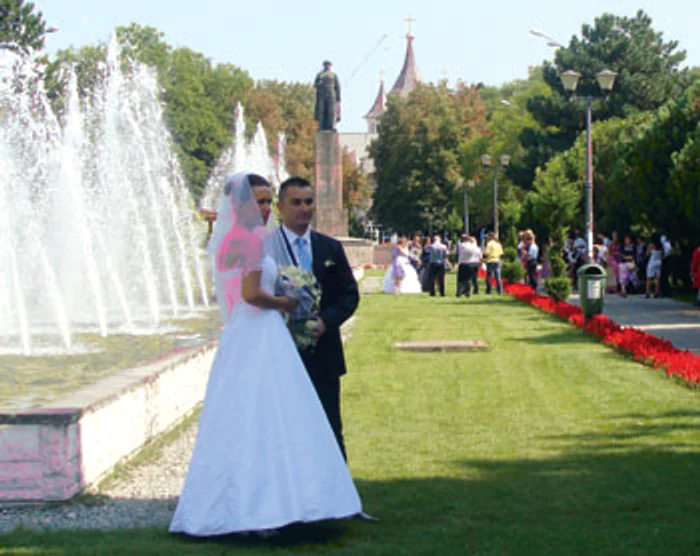 Oradea: ORAŞUL PE SCURT / Mirii din august aşteaptă cadoul