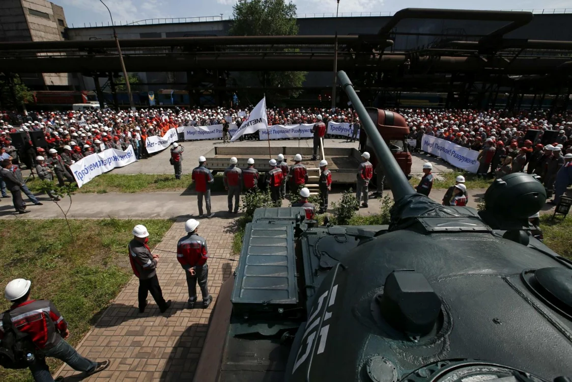 Muncitori din fabricile lui Ahmetov au ieşit la miting în favoarea păcii şi unităţii FOTO Reuters