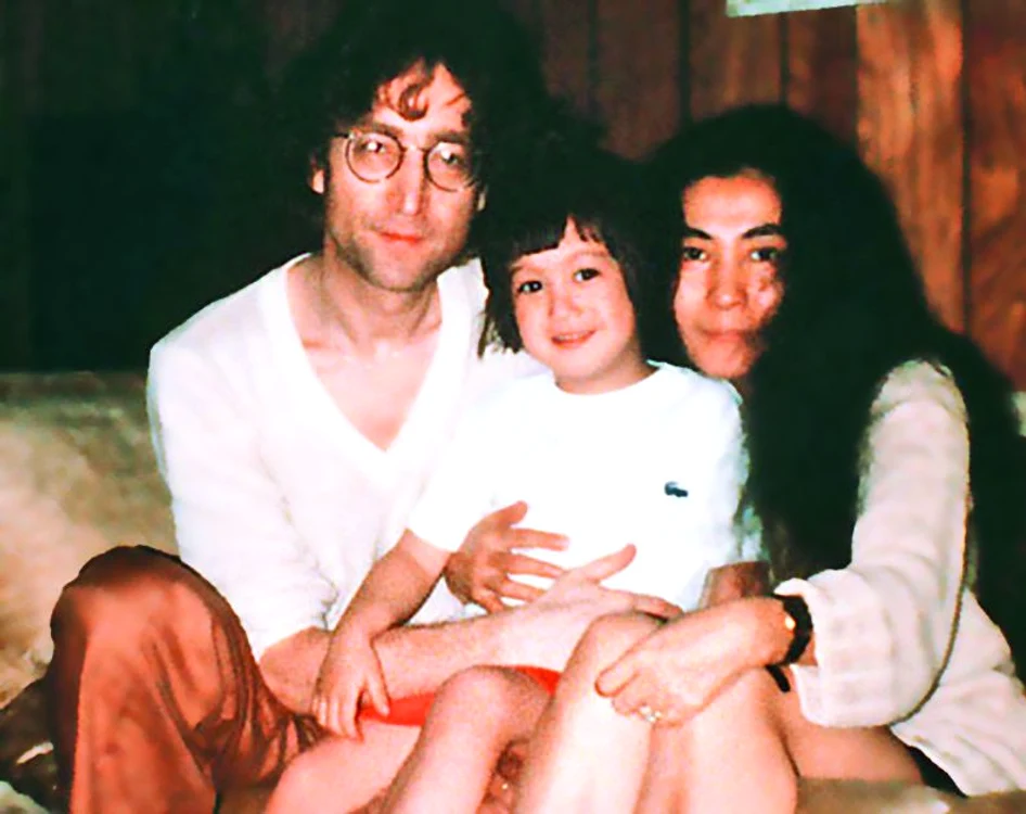 
    Yoko-Lennon, bomba care a ucis Beatles  