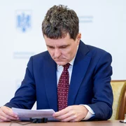 Nicușor Dan răsfoiește documente FOTO presidency.ro