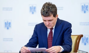 Nicușor Dan răsfoiește documente FOTO presidency.ro