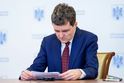 Nicușor Dan răsfoiește documente FOTO presidency.ro