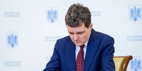 Nicușor Dan răsfoiește documente FOTO presidency.ro
