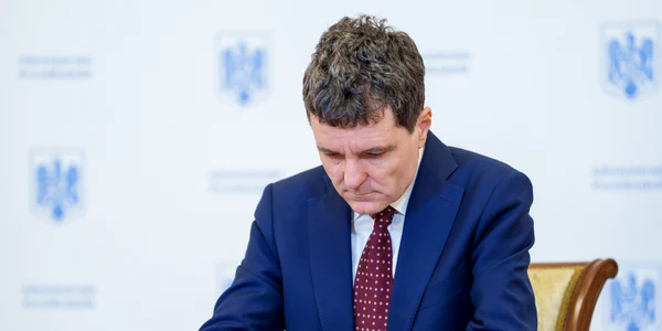 Nicușor Dan răsfoiește documente FOTO presidency.ro