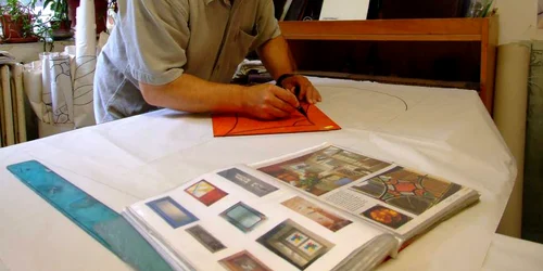 În atelierul de vitralii