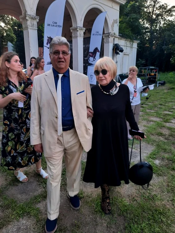 Manuela Hărăbor la brațul tatălui ei, care a fost premiat