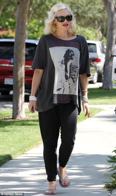 Gwen Stefani în vizită cu cei mici Sursă Foto Daily Mail
