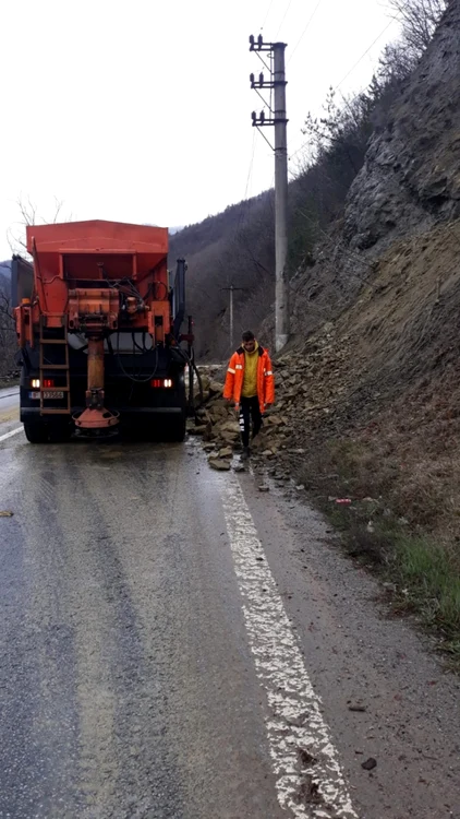 Căderi de bolovani pe Valea Oltului, pe centura de ocolire a staţiunii Călimăneşti - Căciulata, în judeţul Vâlcea Foto Adevărul