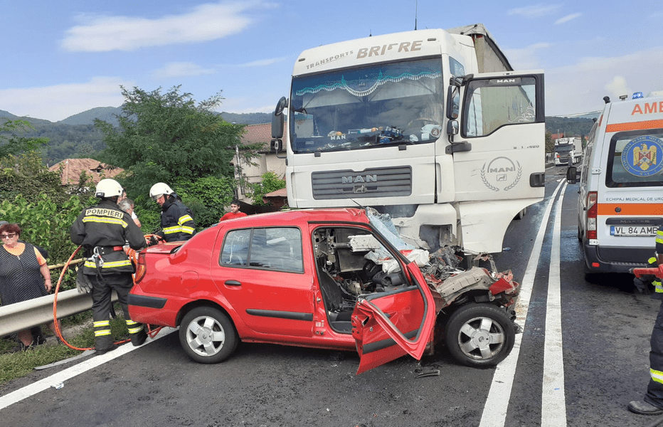 Accident rutier grav pe Valea Oltului. Doi morți în urma unei depășiri haotice FOTO