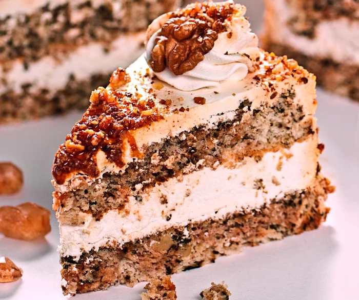 tort cu crema de lapte si nuci caramelizate jpeg