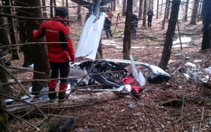 O parte din planor a fost ridicată de la locul accidentului. FOTOArhivă.