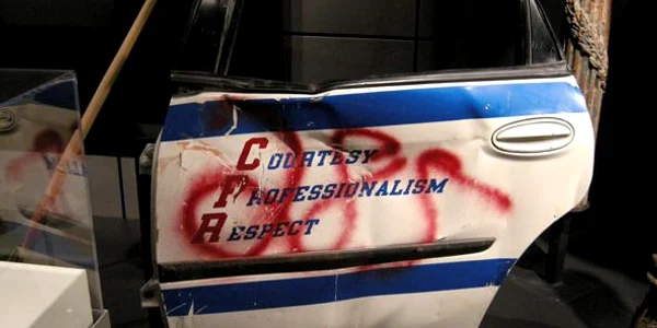 Portiera unei maşini de poliţie care a fost distrusă în atacul terorist din 11 septembrie 2001, de la New York