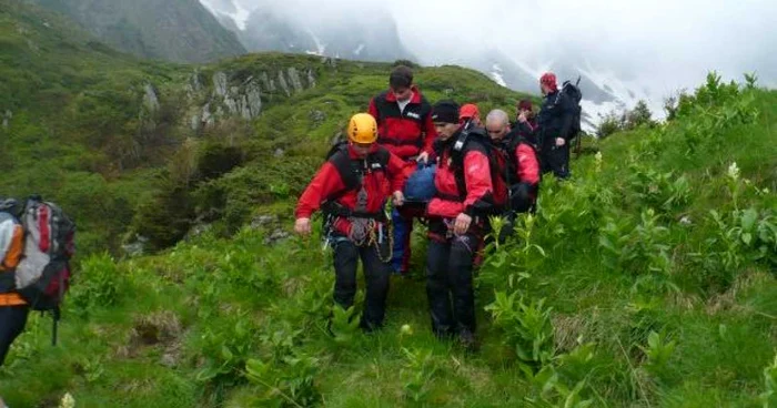 Cadavrul a fost coborât de pe munte cu ajutorul salvamontiştilor. D.G.