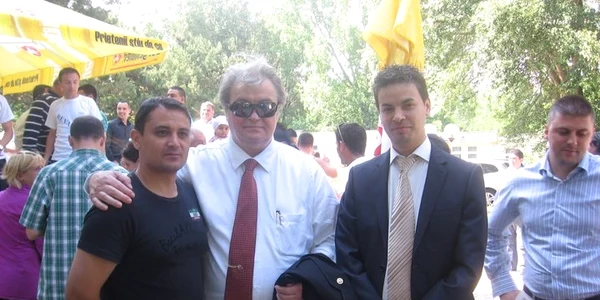 Adrian Marin, în dreapta lui Corneliu Vadim Tudor