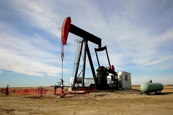 Preţurile petrolului au scăzut joi cu aproximativ 2 dolari pe baril