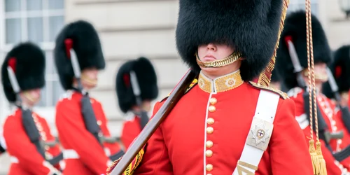 Caciula din blana de urs la garzile palatului buckingham shutterstock 721146685 jpg