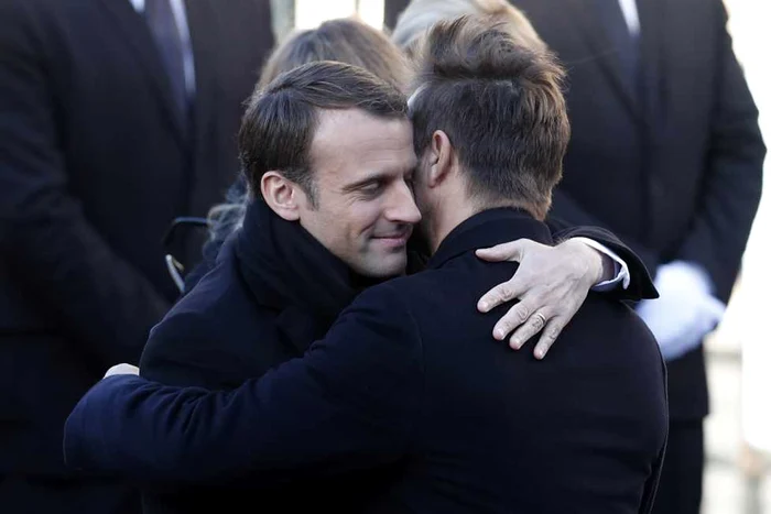 David Hallyday fiul lui Johnny Hallyday este îmbrătişat pe preşedintele Macron înainte de începerea slujbei religioase de înmormântare la Biserica  La Madeleine din Paris. FOTO EPA-EFE