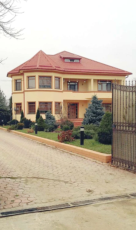 Şi s-a mutat în vila lui Gabi Bădălău din Bolintin