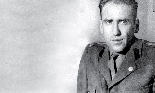 Apostolii lui Stalin  Politrucul regimentului: Biografia completă a lui Valter Roman şi interviu cu fiul său, Petre Roman jpeg