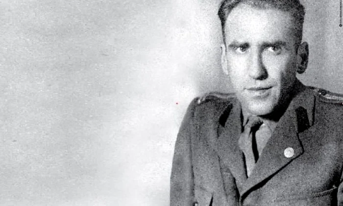 Apostolii lui Stalin  Politrucul regimentului: Biografia completă a lui Valter Roman şi interviu cu fiul său, Petre Roman jpeg