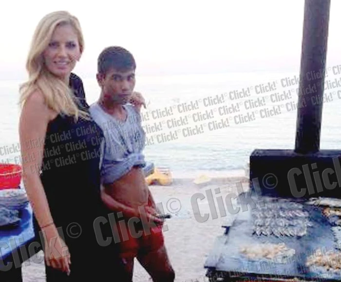 
    Un puşti a ajutat-o  pe Andreea să  încingă grătarul  