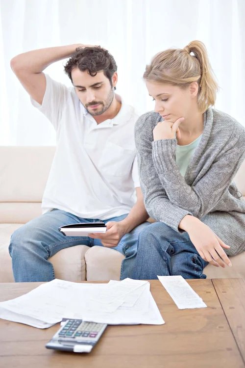Aproape 740.000 de români nu mai pot achita ratele (Foto: Shutterstock)