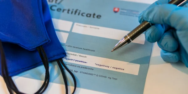 Certificat test negativ COVID-19 FOTO SHUTTERSTOCK