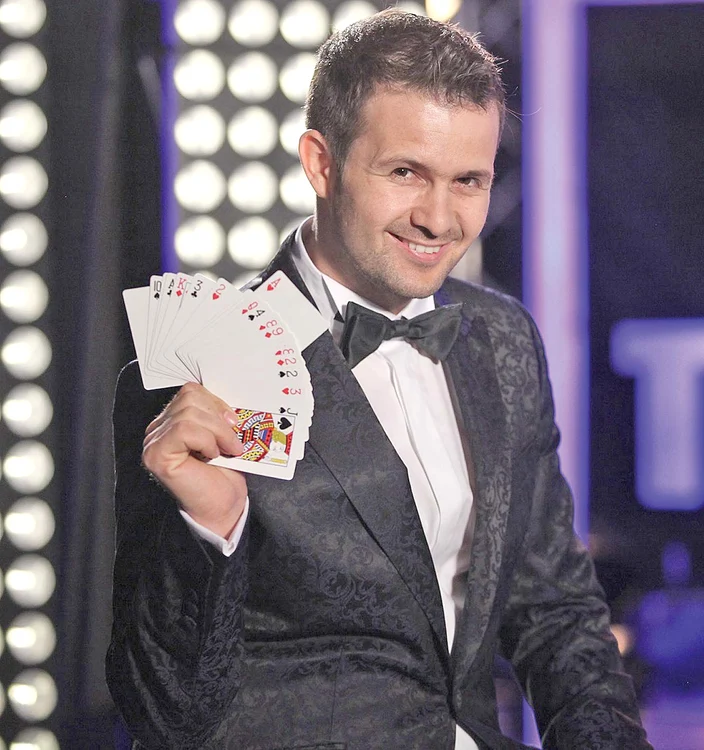 
    Finalistul participă frecvent  la petreceri private,  unde îi uimeşte pe invitaţi  cu trucuri spectaculoase  