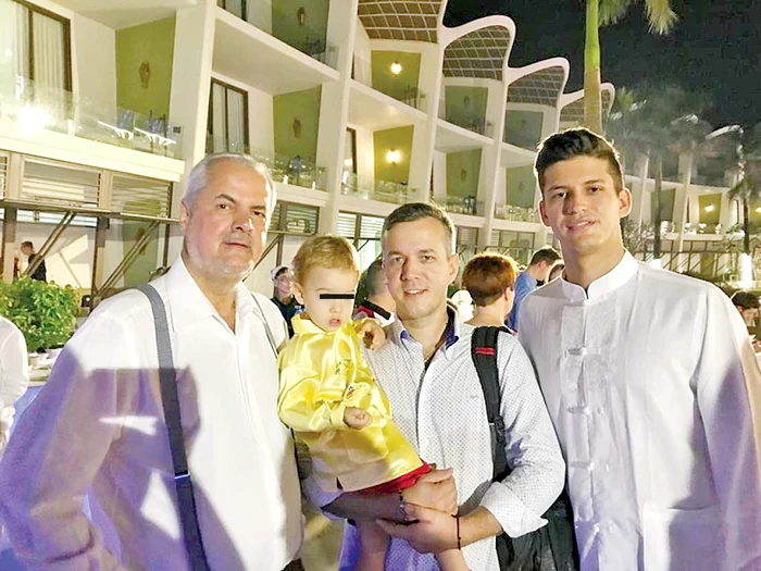 
    Adrian Năstase a avut parte de peripeţii în Vietnam  