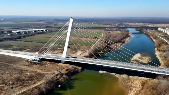 Podul peste Mureș riscă să se transforme într-o ruină Foto: Facebook 