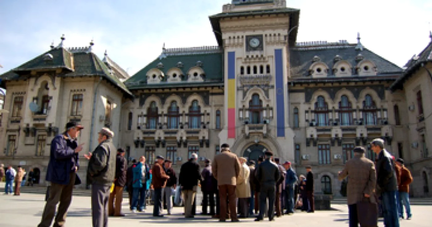 Craiova: Directorii de instituţii demişi vin încă la serviciu