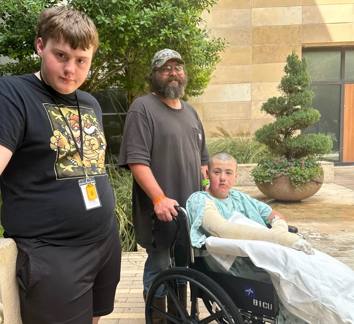 Copil de 12 ani, salvat de fratele său după o provocare periculoasă de pe TikTok FOTO: gofundme