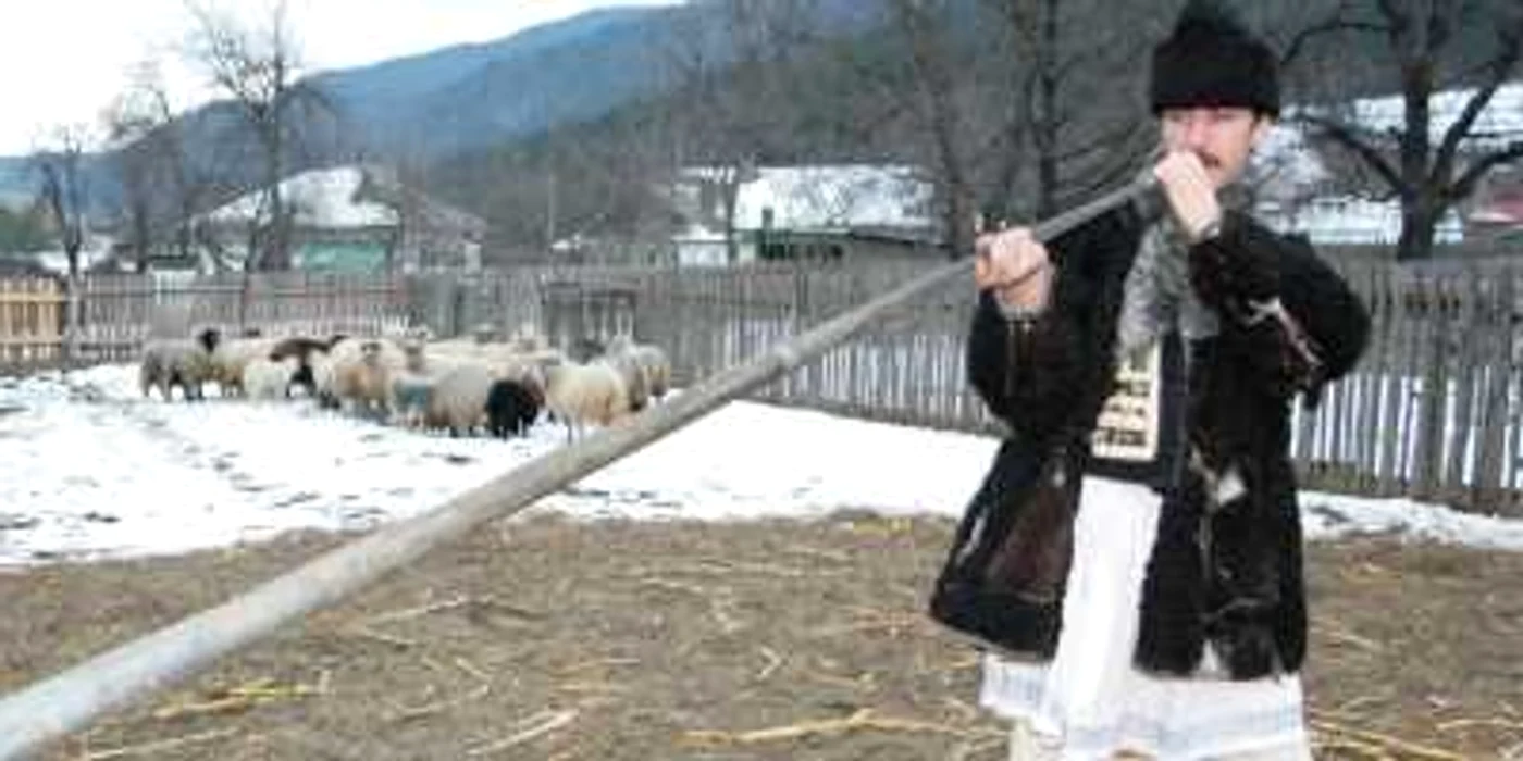 Nicu Daniel Grosu din Taşca a învăţat să cânte la bucium de la bunici